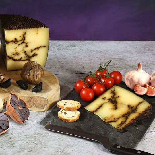 Сыр овечий с черным чесноком, выдержка 5 месяцев